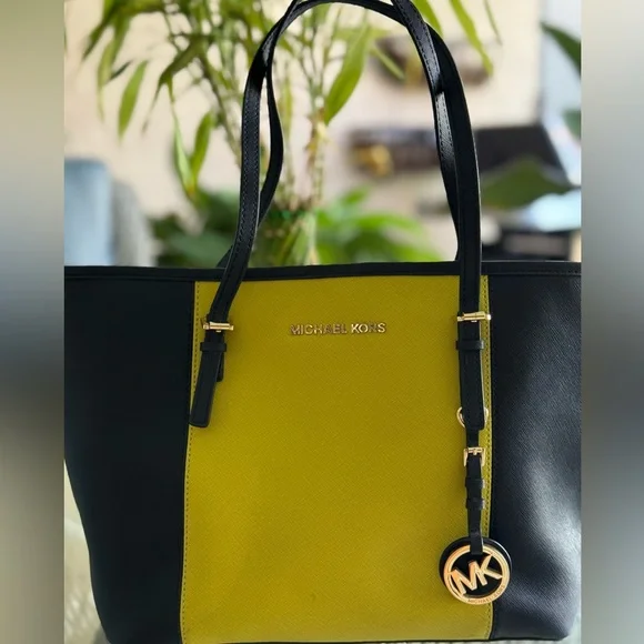 Michael Kors Jet Set Travel Center Saffiano Leather Tote & Wallet NWOT - Picture 4 of 16